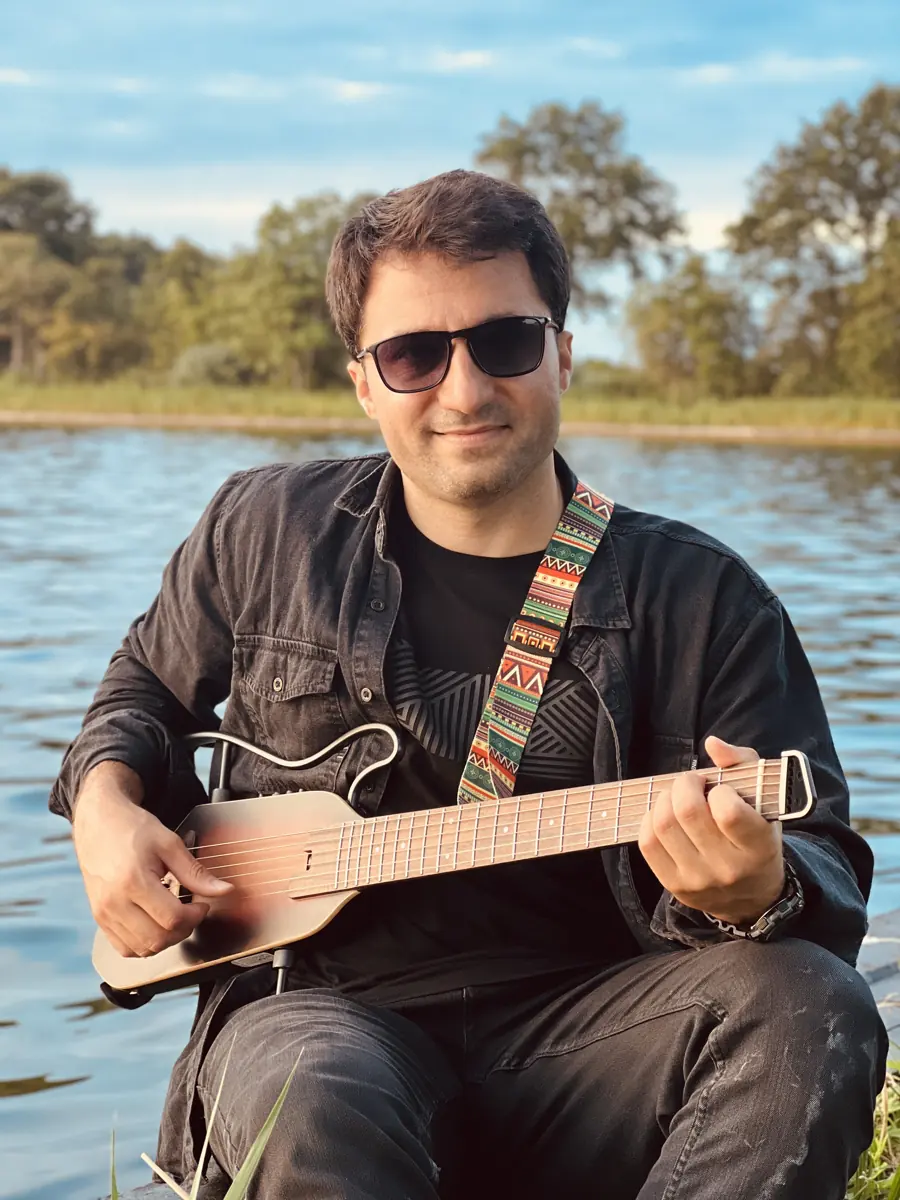 Bilal Yılmaz gitar çalarken